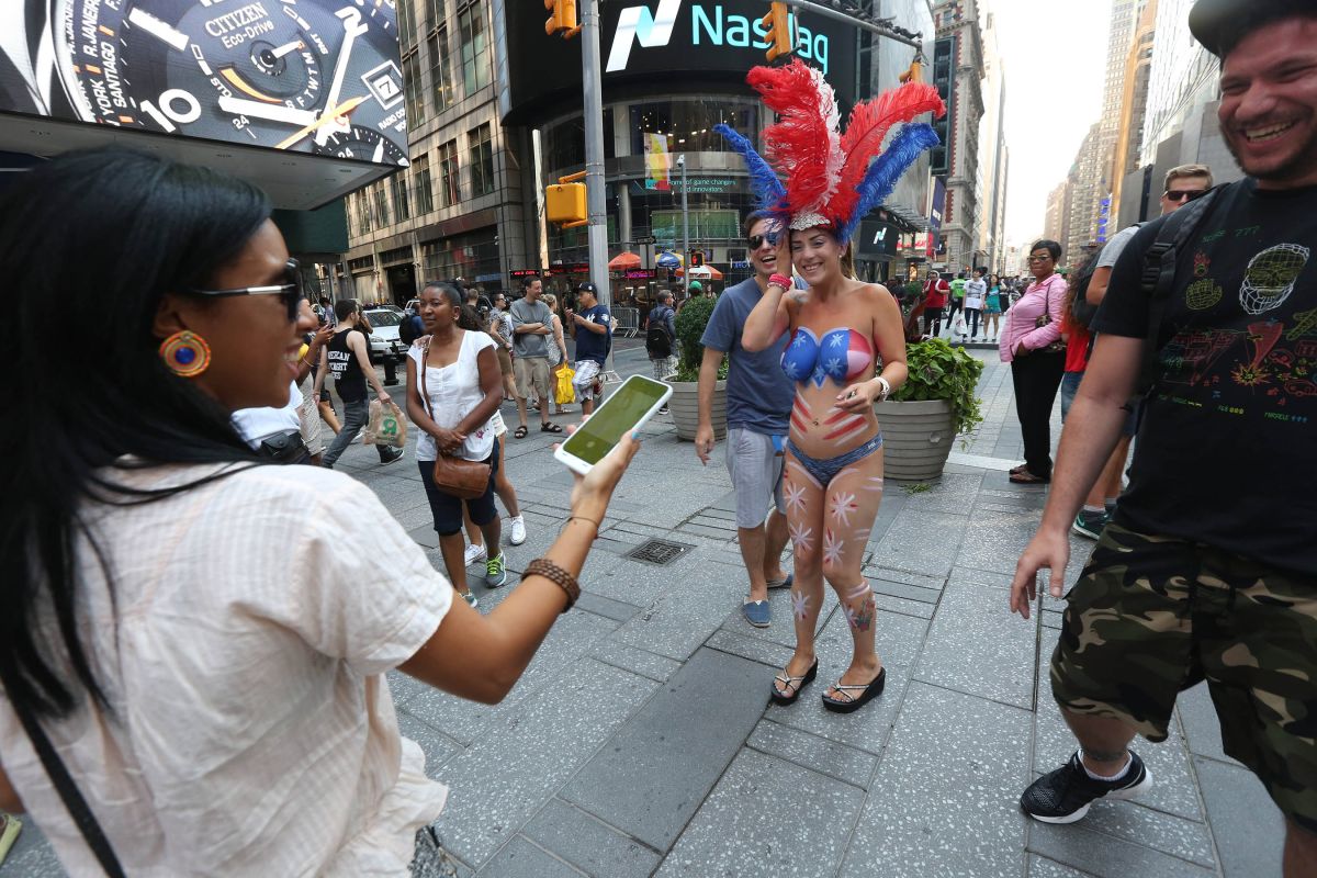 Pintadas en su cuerpo desnudo, la mayoria de las hispanas que trabajan por la propina, se pasean sacando fotos con los turistas en Times Square.
