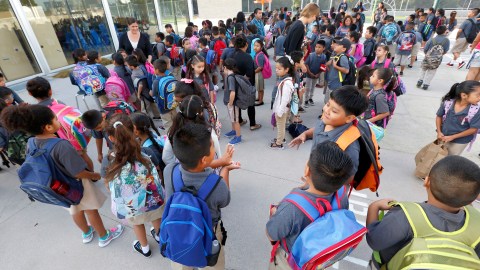 Las escuelas chárter operan con fondos públicos, pero se manejan de manera privada.