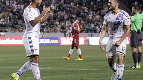 Giovani celebra con Sebastian Ledget tras marcar su primer gol con la playera blanca.