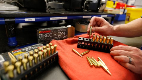Balas para el rifle semiatomático AR-15, son empaquetadas en una tienda de armas. Walmart anunció que dejará de vender estos rifles.