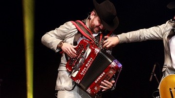 Calibre 50 seguirá con su tradición y presentará su más reciente canción sobre la segunda fuga del capo mexicano, Joaquín "El Chapo" Guzmán.