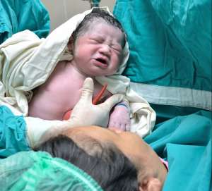 Hispana queda en coma durante cesárea y su madre recibe carta de deportación: drama familiar en NJ