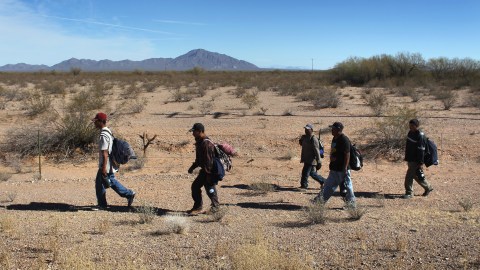 Inmigrantes indocumentados caminan a través del desierto después de cruzar ilegalmente la frontera entre México y Estados Unidos por el área de Arizona.