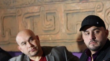 Gustavo, Juan y Rosie Rivera recuerdan a Jenni en un evento pasado.