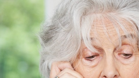 Las personas mayores que no hablan bien inglés son víctimas frecuentes de los estafadores./Archivo