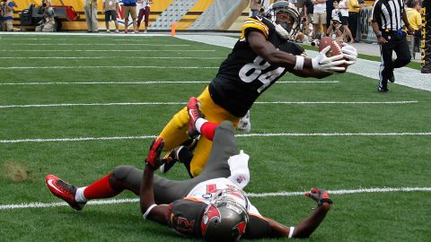 El control de su cuerpo en el aire es una de las grandes virtudes de Antonio Brown, receptor de los Steelers.