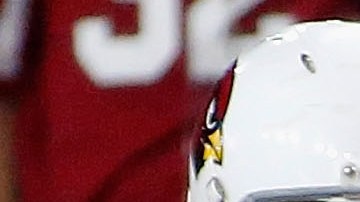 Jen Welter, la entrenadora de linebackers de los Cardinals, trabajó su primer juego en la NFL.