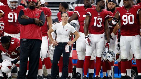 Jen Welter, la entrenadora de linebackers de los Cardinals, trabajó su primer juego en la NFL.