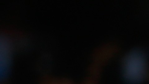 CC Sabathia, abridor de los Yankees, es atendido poco antes de abandonar el juego del domingo por lesión de la rodilla derecha.
