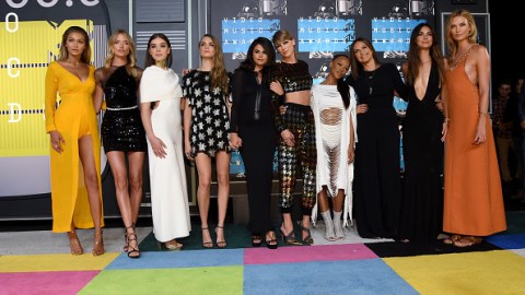 Las famosas no dudaron en posar con gran elegancia.