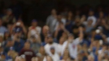 Jake Arrieta reacciona al ponchar a Chase Utley para el out 27 y completar su primer juego sin hit ni carrera.