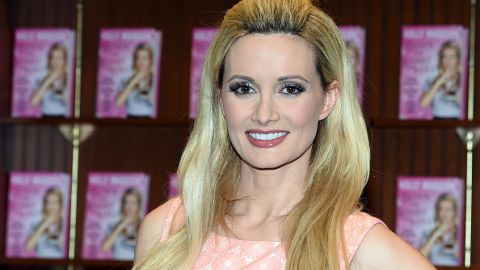 Holly Madison sigue dando de que hablar por confesar detalles de su noviazgo con el famoso empresario.