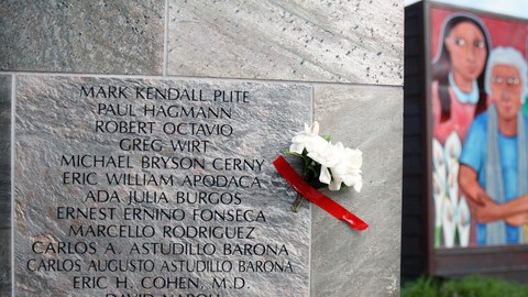 Placa con nombres de víctimas del Sida en The Wall Las Memorias, en Lincoln Park.