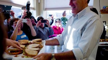Mitt Romney en momentos en que servía comida como parte de su campaña.