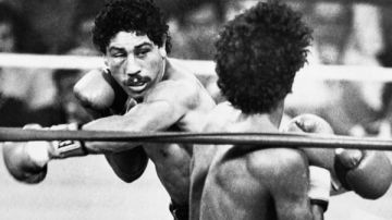 El puertorriqueño Wilfredo Gómez golpea el rostro de Salvador Sánchez durante uno de los combates más espectaculares de la década de los 80.