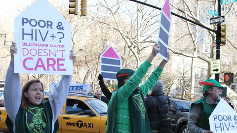 Integrantes de la organización  Housing Works y miembros de "Occupy Wall Street", realizaron una protesta con motivo del Día Mundial del Sida.