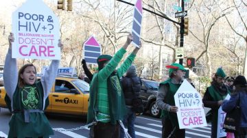 Integrantes de la organización  Housing Works y miembros de "Occupy Wall Street", realizaron una protesta con motivo del Día Mundial del Sida.