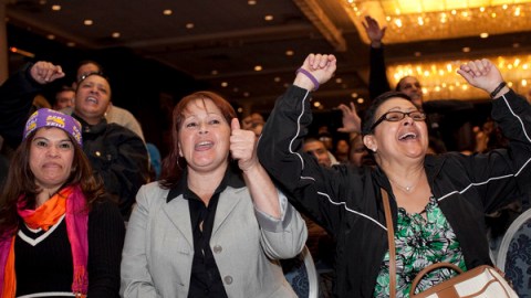 Un grupo de unionados del sindicato SEIU 32BJ que representa a los trabajadores de limpieza de edificios reaciona con satisfacción tras aprobarse el voto de huelga.