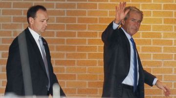 Aministía Internacional ha solicitado la detención del ex líder estadounidense, George W. Bush, (derecha), por "delitos bajo la ley internacional".