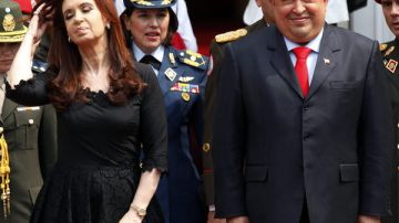 El presidente venezolano, Hugo Chávez (d), recibe a su homóloga argentina, Cristina Fernández (i), en el Palacio de Miraflores en Caracas (Venezuela).