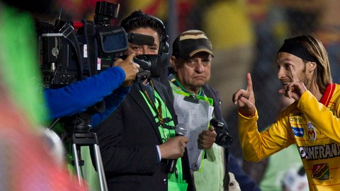 Gerardo Lugo, de Morelia, celebra de una manera muy particular tras anotarle un gol al Santos.