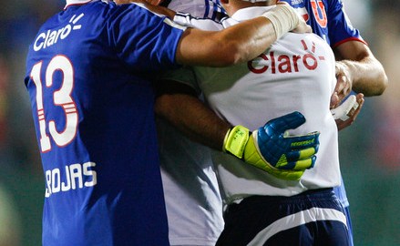 El técnico de Universidad de Chile, Jorge Sampaoli (der.), se abraza con sus jugadores luego de vencer a Vasco 2-0 y avanzar a la final de la Copa Sudamericana.