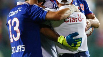 El técnico de Universidad de Chile, Jorge Sampaoli (der.), se abraza con sus jugadores luego de vencer a Vasco 2-0 y avanzar a la final de la Copa Sudamericana.