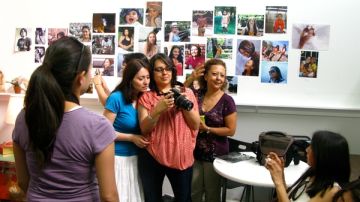 Sol Aramendi (con la cámara) en una de sus clases, con  sus alumnas.