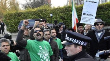 Policías tratan de controlar a opositores iraníes, frente a la embajada de Irán en Londres, que protestaban contra el régimen de Teherán.