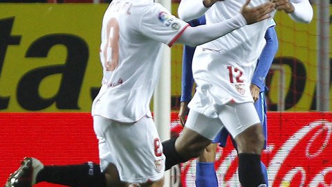 Kanouté (der.), anotó el tercer gol de Sevilla ante Getafe.