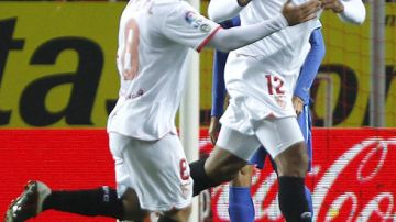 Kanouté (der.), anotó el tercer gol de Sevilla ante Getafe.