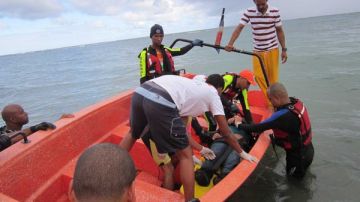 En el operativo de rescate participa personal de la Defensa Civil, Cuerpo de Bomberos y la Marina de Guerra en la costa de Matancita, Nagua,  provincia María Trinidad Sánchez.