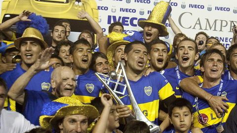 Los jugadores de Boca Juniors  celebran con el trofeo de campeón del fútbol argentino, obtenido el domingo ante  Banfield.