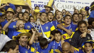 Los jugadores de Boca Juniors  celebran con el trofeo de campeón del fútbol argentino, obtenido el domingo ante  Banfield.