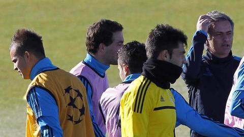 Mourinho da indicaciones a sus pupilos.
