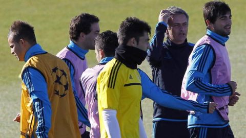 Mourinho da indicaciones a sus pupilos.
