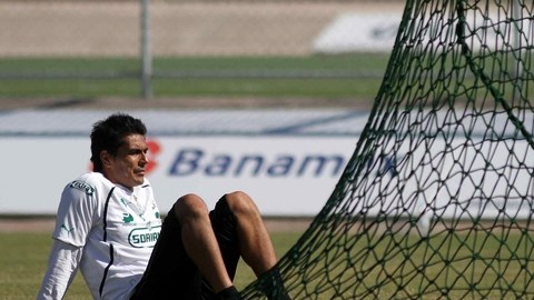 El portero del Santos, Oswaldo Sánchez, toma un descanso luego del entrenamiento de ayer con miras al juego de ida de mañana.