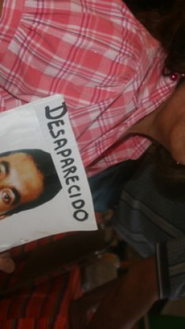 Ixchel Pérez posa con la foto de su esposo Héctor Armando.