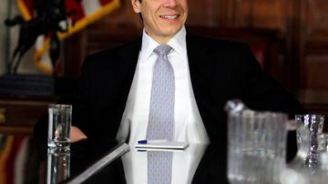 El gobernador Andrew Cuomo logra acuerdo sobre impuestos con los legisladores en Albany.