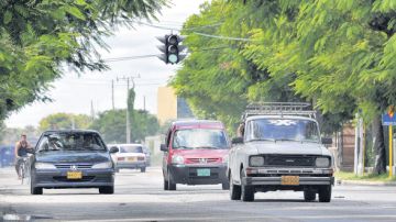 La compra de vehículos en Cuba entró en aumento con la nueva normativa que permite estas transacciones, de acuerdo con un decreto oficial.