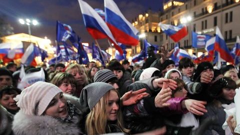 Simpatizantes del partido Rusia Unida (RU), liderado por el primer ministro, Vladímir Putin, celebran la victoria del partido en las elecciones parlamentarias.
