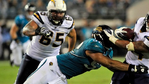 Daryl Smith (centro), de los Jaguars, intenta frenar el avance de Ryan Matthews (derecha), de los Chargers.