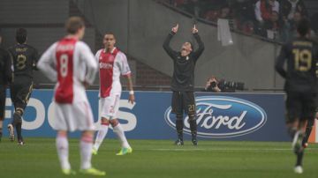 José Callejón (centro) celebra un gol sobre el Ajax para la victoria del cuadro de Mourinho en la Champions.