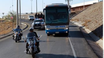 El 'Tigre Bus' donde viajan los jugadores de Tigres de Monterrey es custodiado por patrulleros motorizados.