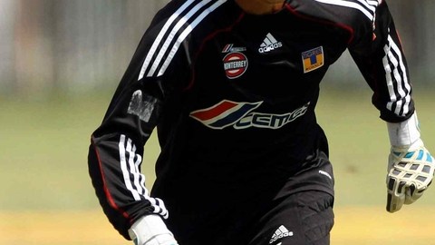 Lucas Lobos, referente y capitán de Tigres, le hechó encima a Paul Delgadillo toda su experiencia para exigirle un buen arbitraje.