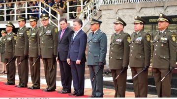 El presidente Juan Manuel Santos encabezó ayer una ceremonia de ascensos de oficiales de la Policía en la escuela General Santander, en Bogotá.