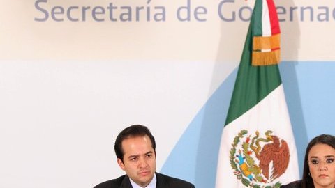 El secretario de Gobernación, Alejandro Poiré y la vocera del gobierno federal, Alejandra Sota Mirafuentes, hablan con los periodistas.