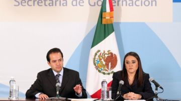 El secretario de Gobernación, Alejandro Poiré y la vocera del gobierno federal, Alejandra Sota Mirafuentes, hablan con los periodistas.
