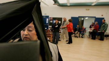 Un nueva encuesta escudriña si los votantes hispanos dejan que sus creencias religiosas incidan a la hora de participar en los procesos electorales.
