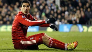 El uruguayo Luis Suárez, de Liverpool, permanece en el suelo  en el partido del pasado lunes ante el Fulham.